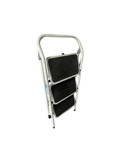 Escalera plegable de tres pasos en acero con peldaños antideslizantes