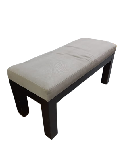 butaca tapizada con estructura en madera